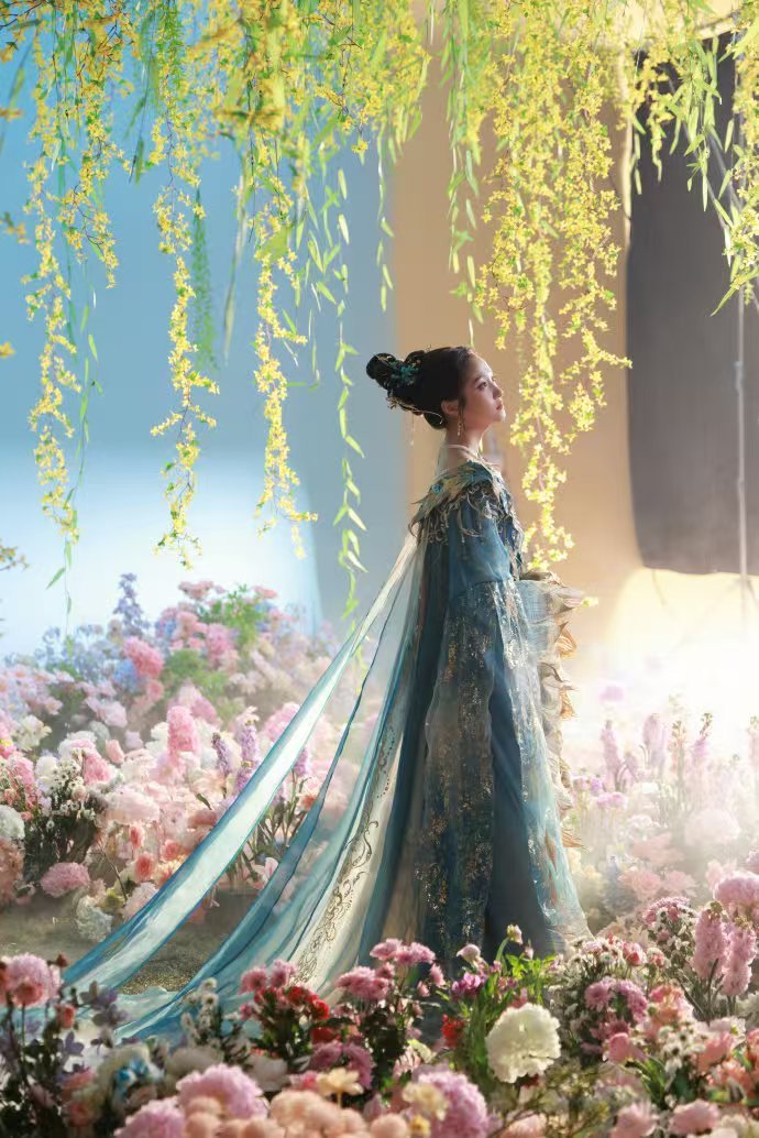 关晓彤青绿国风扮相 看关晓彤这河南春晚的青绿国风造型！蓝金纱裙精致灵动，温柔神态