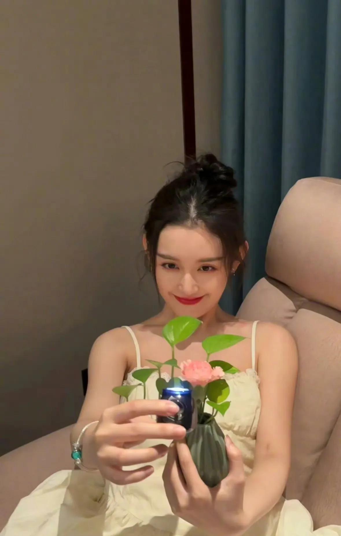 #蒋依依# #童星# #白色吊带裙# #美女与鲜花适配度#