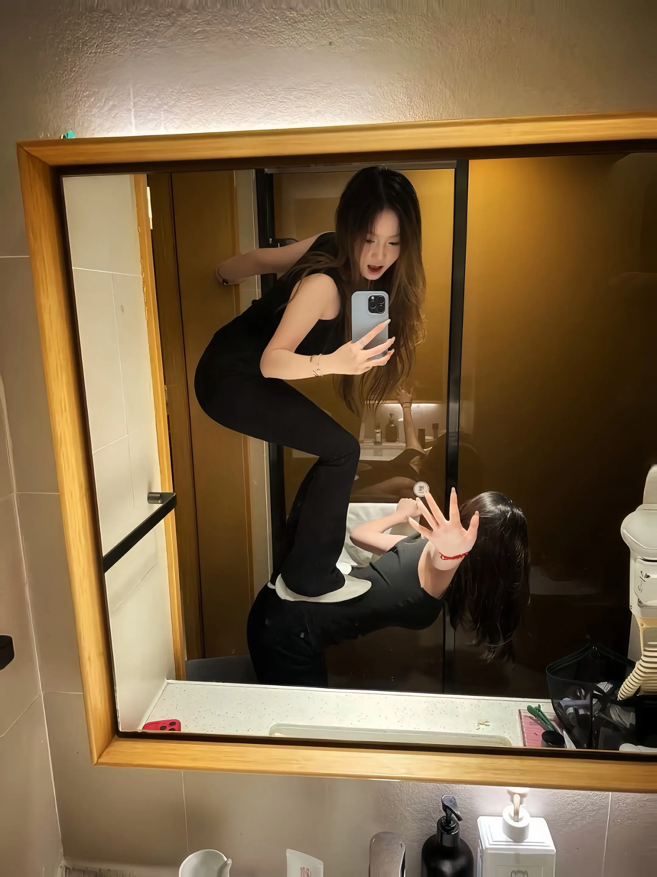 为什么我们会成为好朋友 因为我俩一个德行.