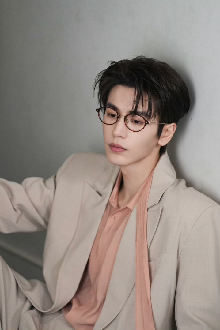 张凌赫逐玉有效剧播张凌赫统一男女审美张凌赫统一男女审美，张凌赫逐玉有效剧播，咱就