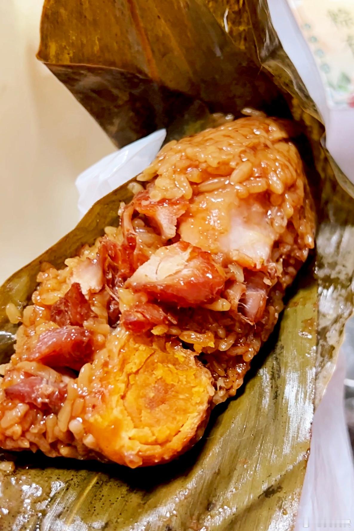 吞了个超级蛋黄大肉粽[憧憬]你们捏！都吃的啥口味鸭～#吃吃喝喝过端午# ​​​