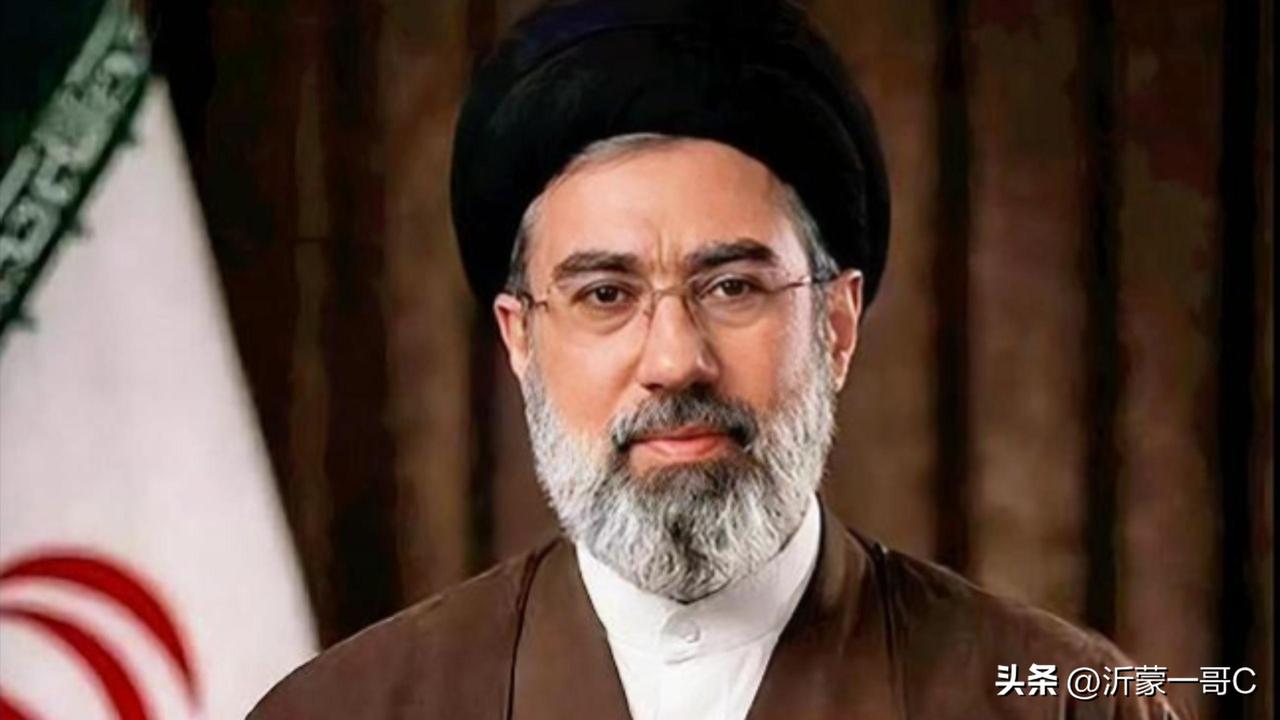 下面照片就是伊朗新的领袖穆杰塔巴，哈梅内伊，哈梅内伊的儿子，长相有点像父亲，他神