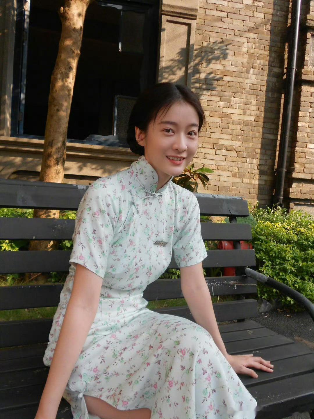 张雪迎演了冯小刚新电影 胡同烟火谍战片《抓特务》上线，张雪迎民国造型氛围感绝了，