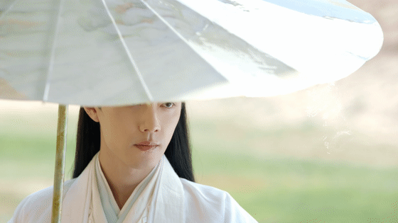 #新浪娱乐[超话]##男女顶流撑伞# 说真的他们俩才适合演一部古偶那绝对是天作之