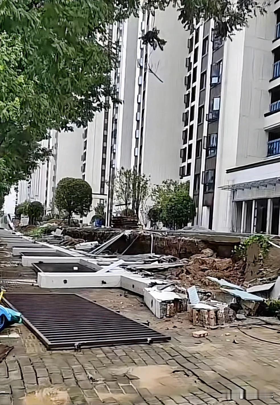 大家知道这是三门峡的那个地方吗？是今天早上的雨太大，还是质量的问题呢？
三门峡属