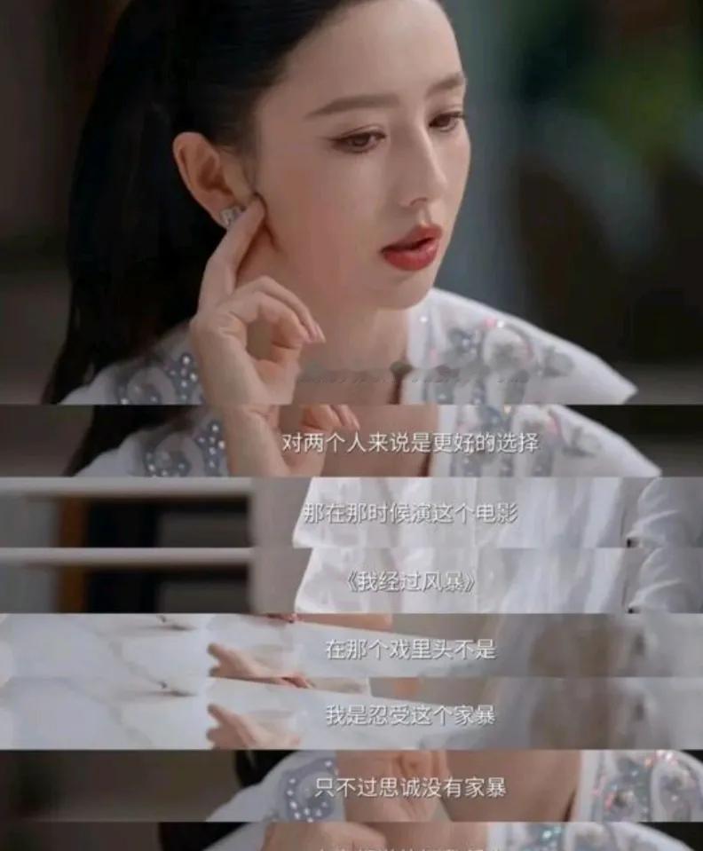 难怪大家说她俩像，

这个侧脸，丫丫和酒窝妈确实像啊。

她现在越来越漂亮了，
