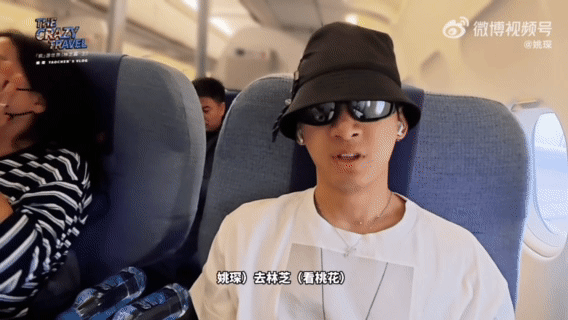 姚琛去西藏带了40罐氧气瓶 姚琛去西藏带40罐氧气瓶，说出去别人以为他在搞批发。