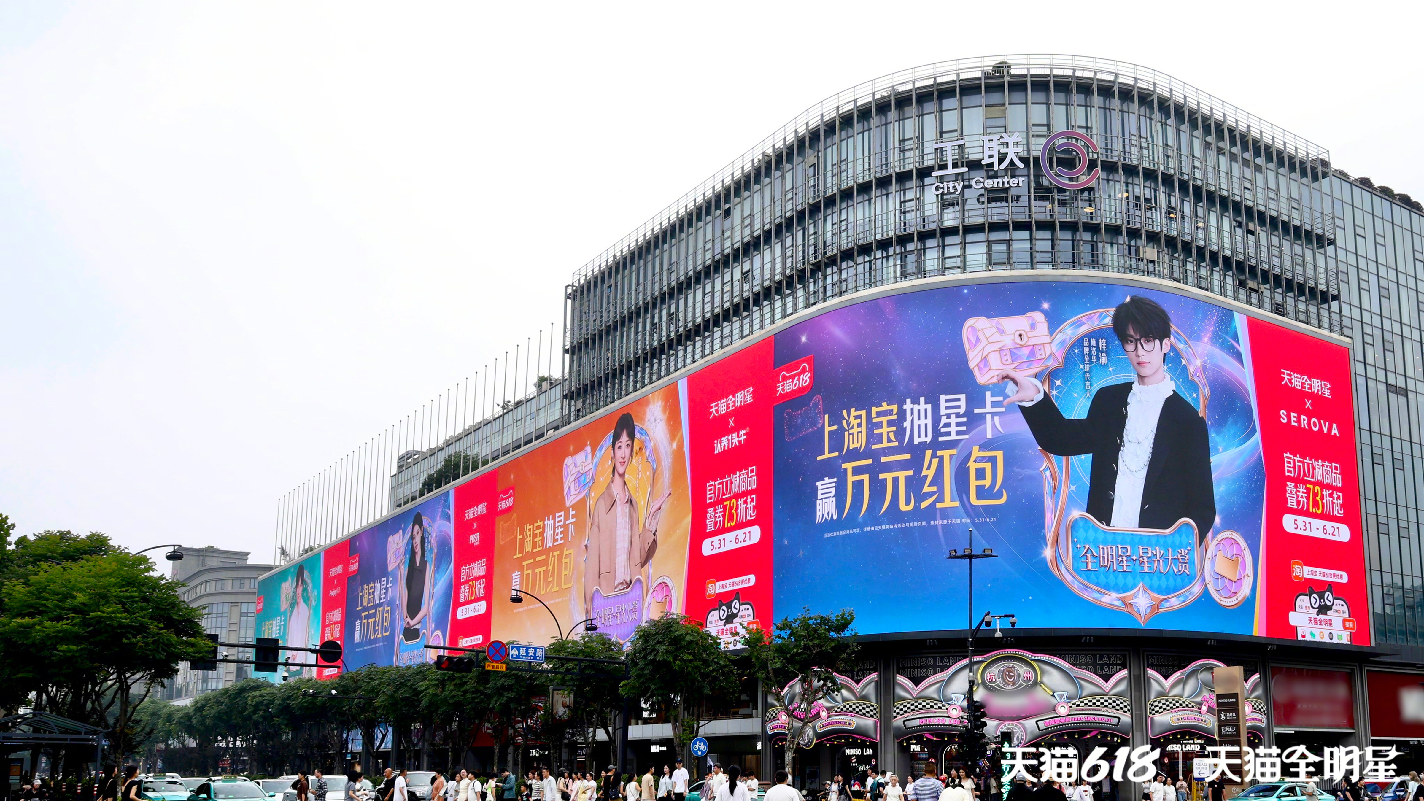 梓渝3060平方米的西湖天幕我们纸鱼又又又又登上了。这个屏面积只比亚洲第一屏小几