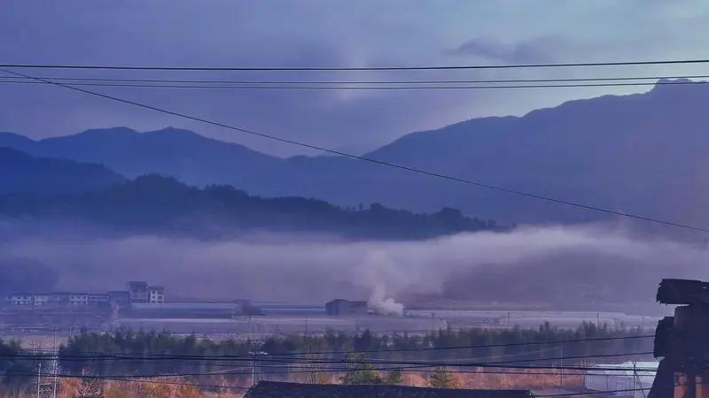 “烟霞锁岸如泼墨，艳阳高照似火馅”，这两句诗勾勒出了两幅截然不同却又极具美感的画