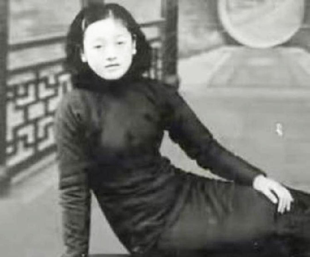 1974年，90岁的杨森迎娶了17岁的张灵凤。洞房之夜，就在杨森要行房时，张灵凤