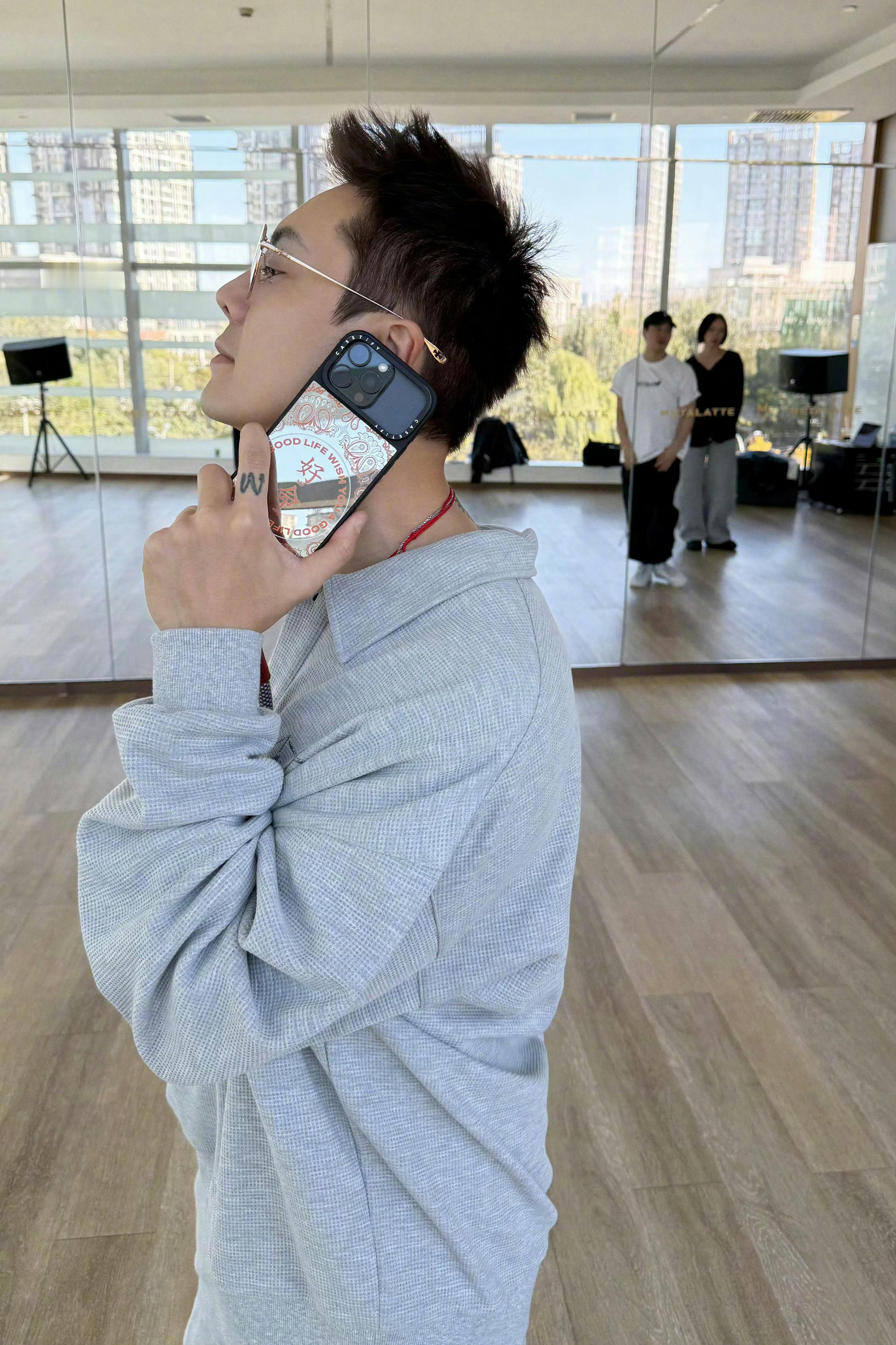 陈伟霆 传新iPhone要一天多 哈哈哈不管是谁来了iPhone传数据都要给我老