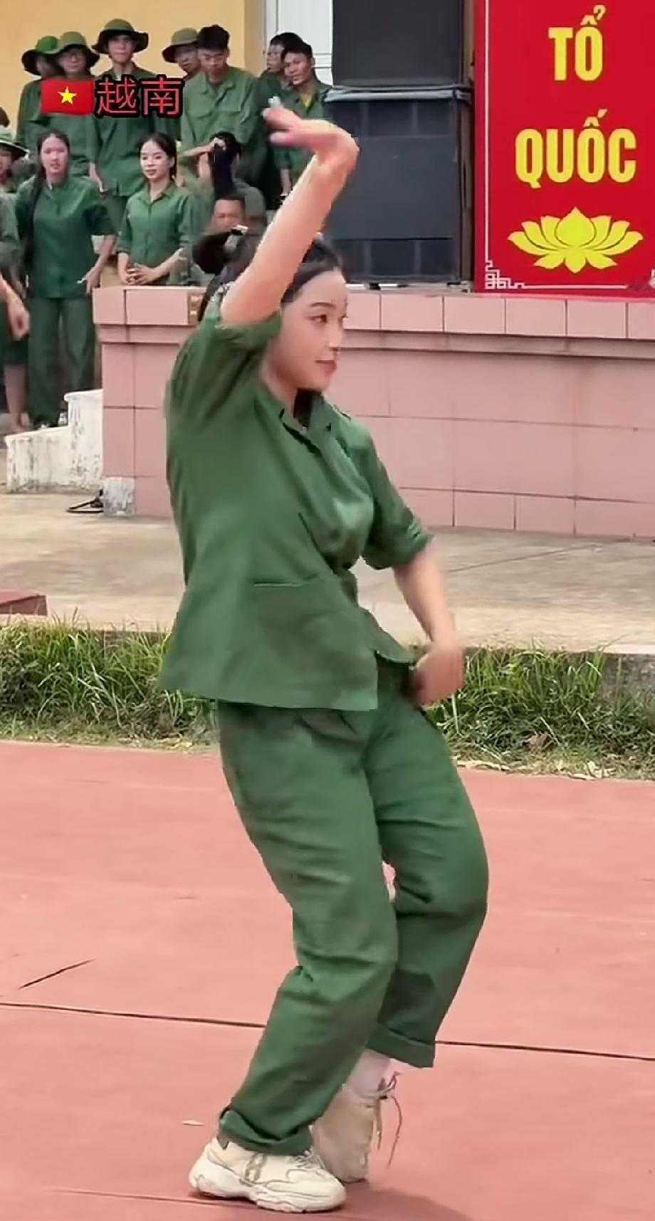 越南女兵个子不高，身材娇小，跳舞却别有一番风味。