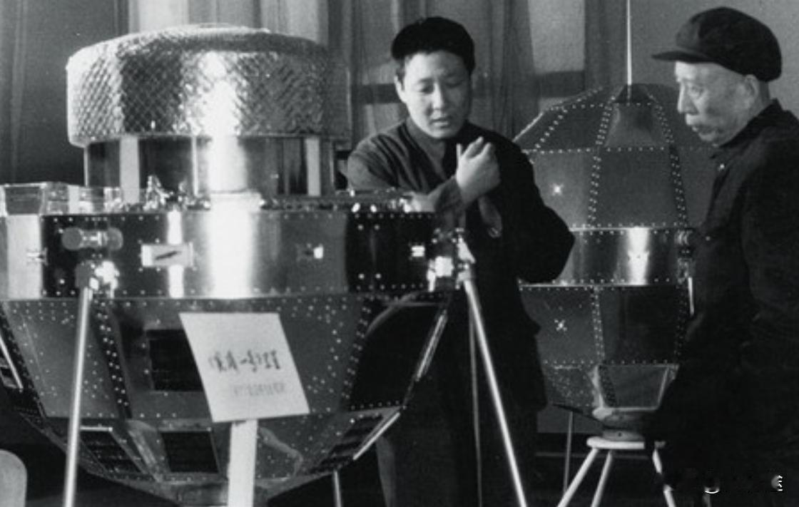 1970年，“东方红卫星”超重，孙家栋坚持拆掉毛主席像章，然而周总理却说道：“你