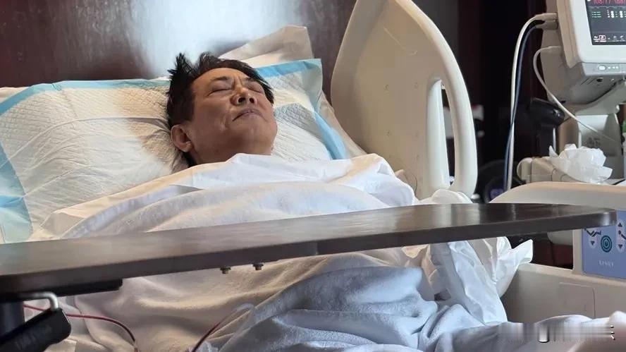 8月17日，李连杰在社交平台发布病床照，称经历“无常试炼”，引发全网关切。好友向