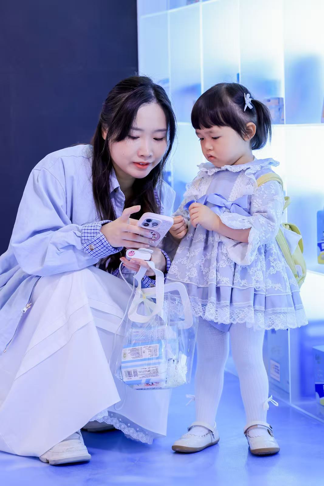 乖巧宝宝入职可心柔，别的同事在工位上演“流水线式打工”，小朋友偏要整点软的。自带