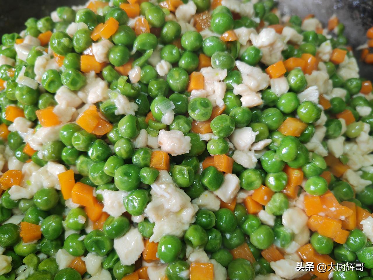 今天解锁馋了很久的一道菜，甜豌豆鸡肉粒，鲜香可口，豌豆脆嫩爽滑。豌豆买的是进口的