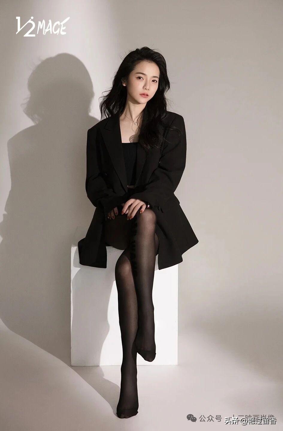 冷艳黑西装，性感撩人，谁是最佳时尚达人？普通人如何穿搭,才更有气质? 如何搭配淡