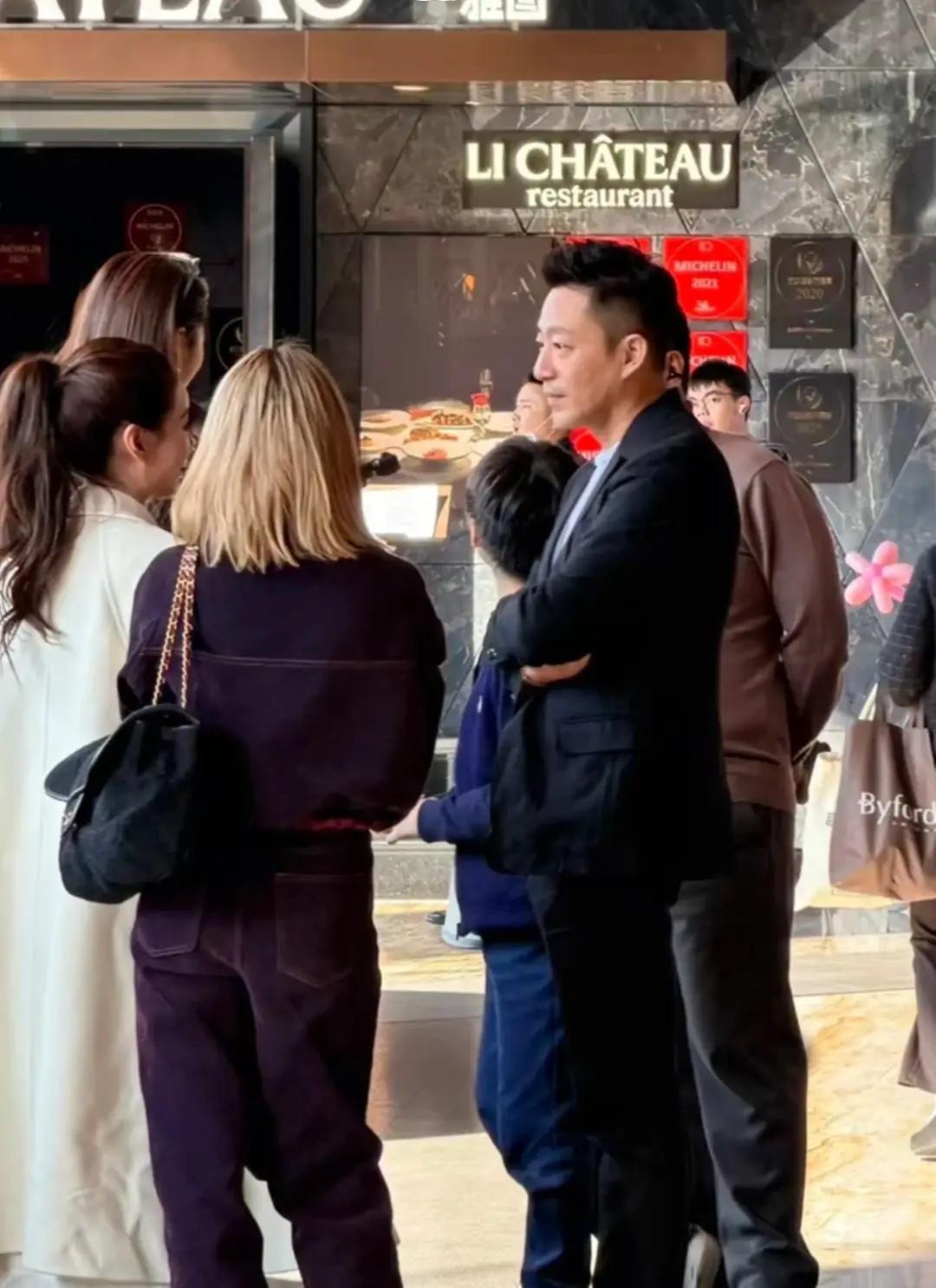 大S周年祭，汪小菲带儿女度假，马筱梅挺大孕肚，全家听她使唤 