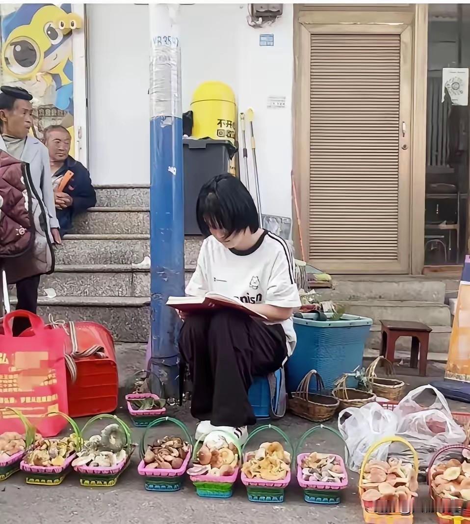 这个女孩名叫罗祺，19岁云南女孩靠残疾父亲擦皮鞋供她读书，今年高考考了674分。