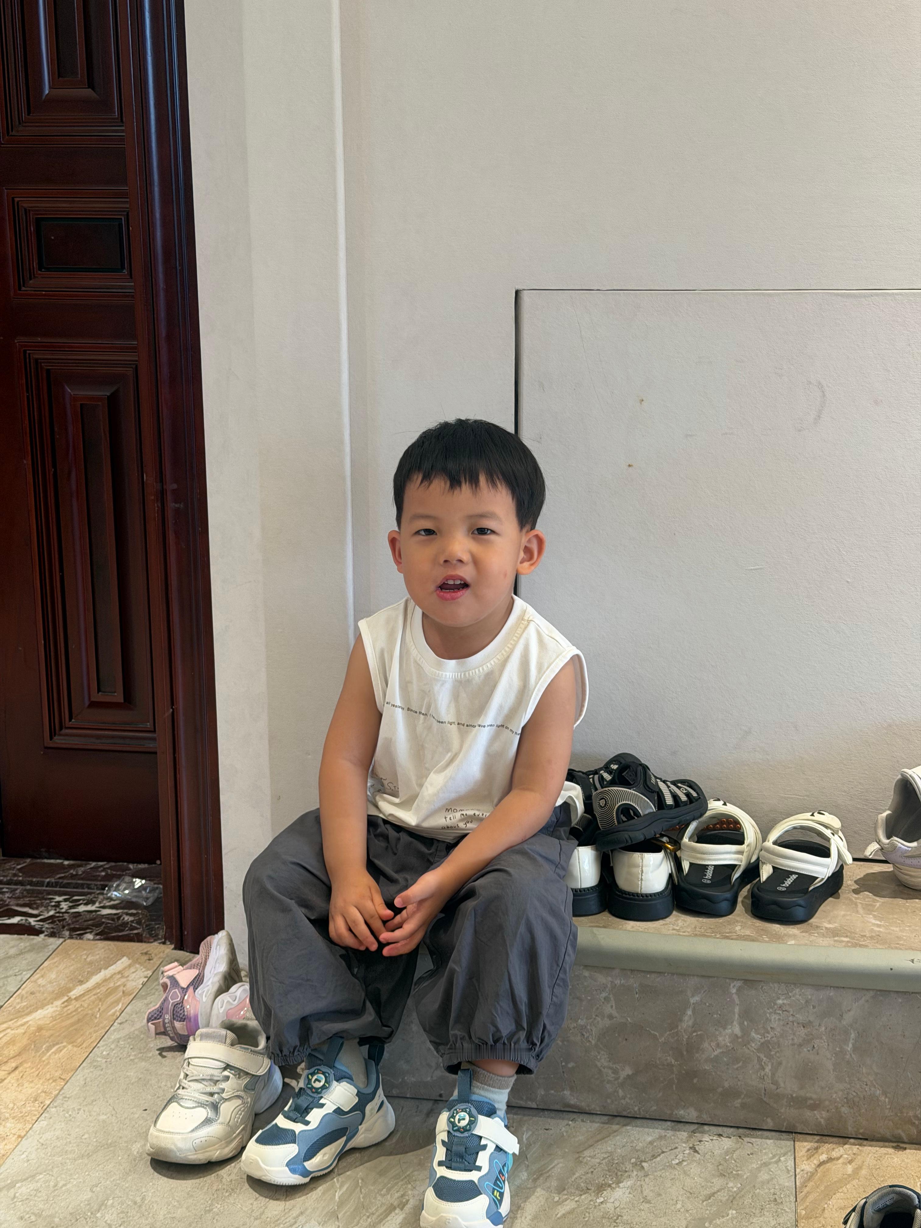 送阿琛去幼儿园了今天是入学第一天 ​​​