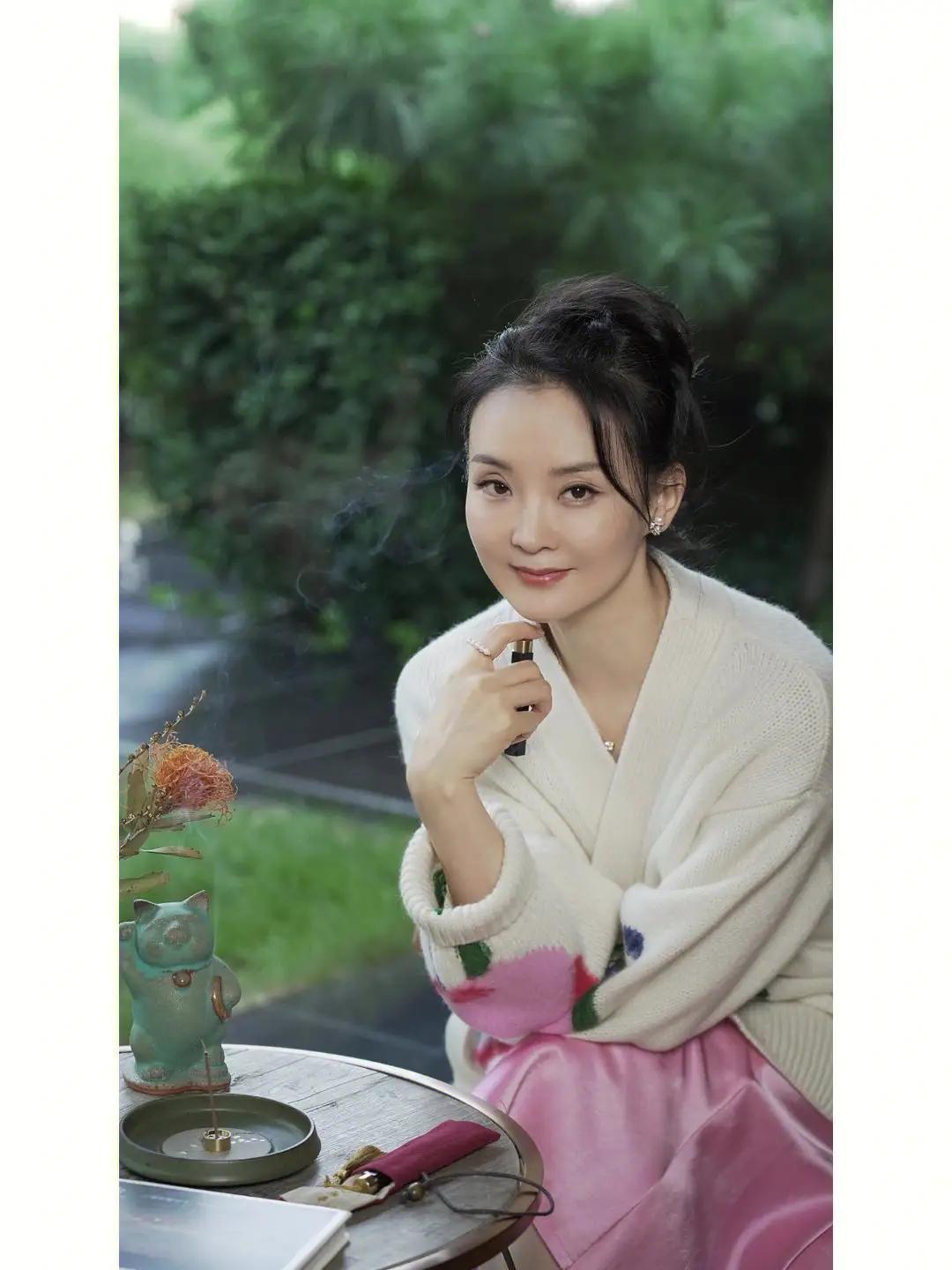 娱乐圈结婚就不拍戏的女明星
[熊猫]关咏荷 - 淡出娱乐圈 回归照顾家庭
[熊猫