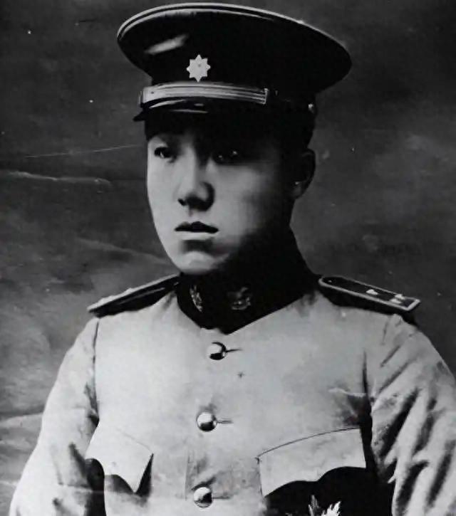 1950年普通摆摊大爷突然收到主席亲自发来的委任状，不解主席为何知道自己是谁？