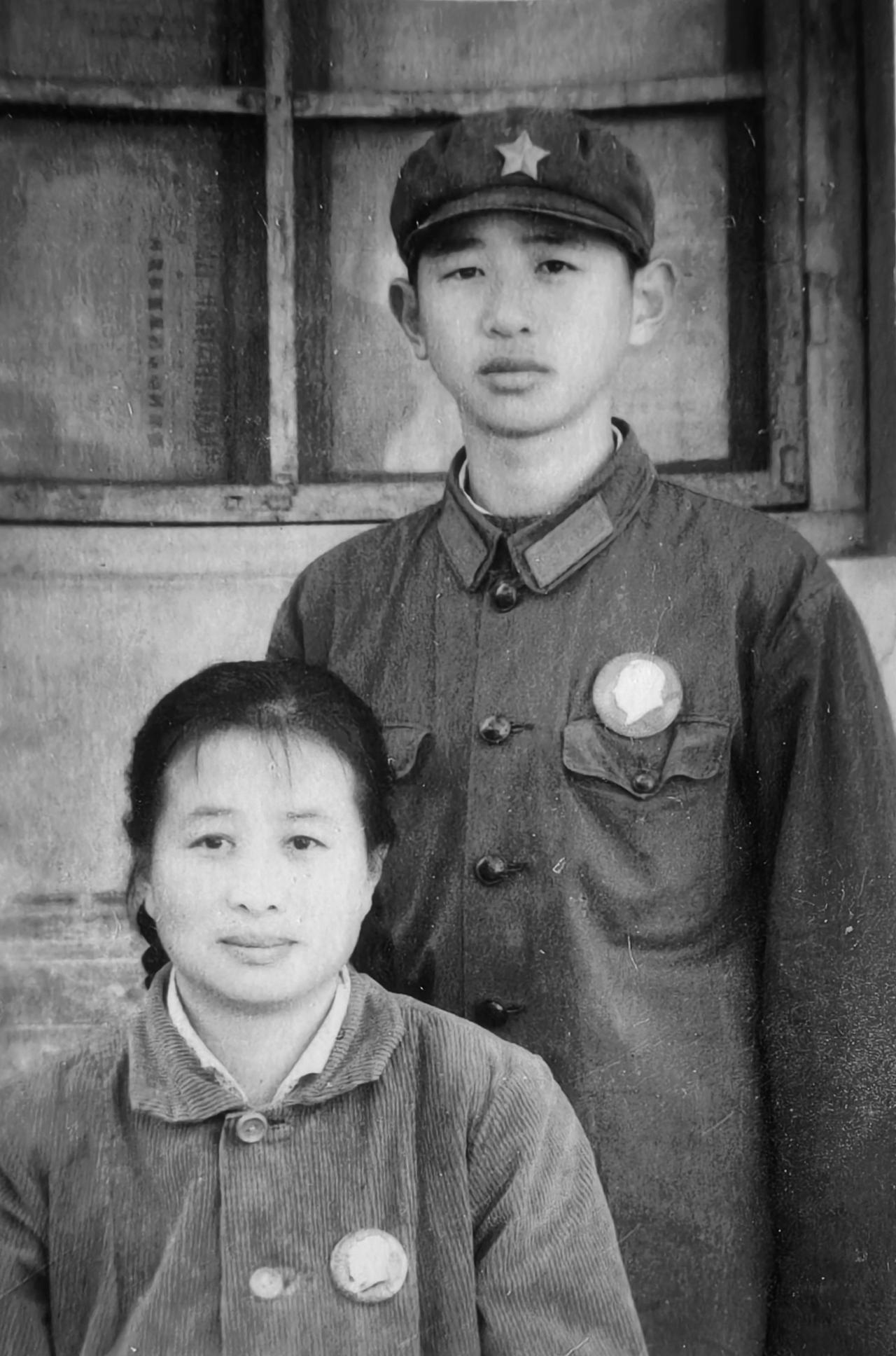 母亲于三天前离开了我们，享年94岁。这张照片是我当兵的时候，母亲千里迢迢到山西探