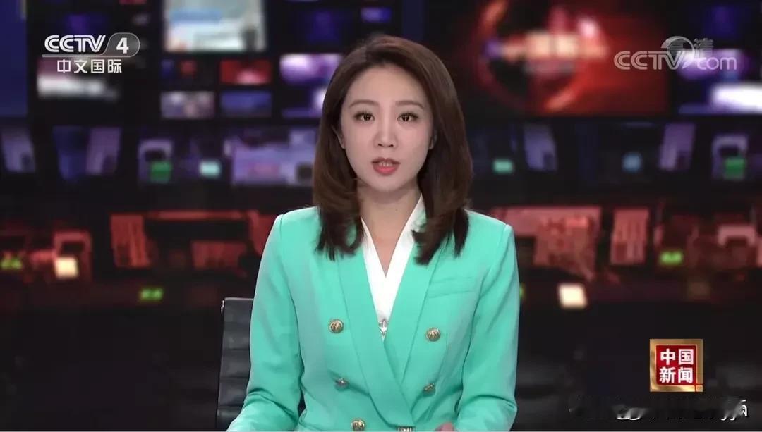 余露莹，国际频道新闻主持人，漂亮，大方得体。就像她的名字一样，就像雨后的露珠，晶