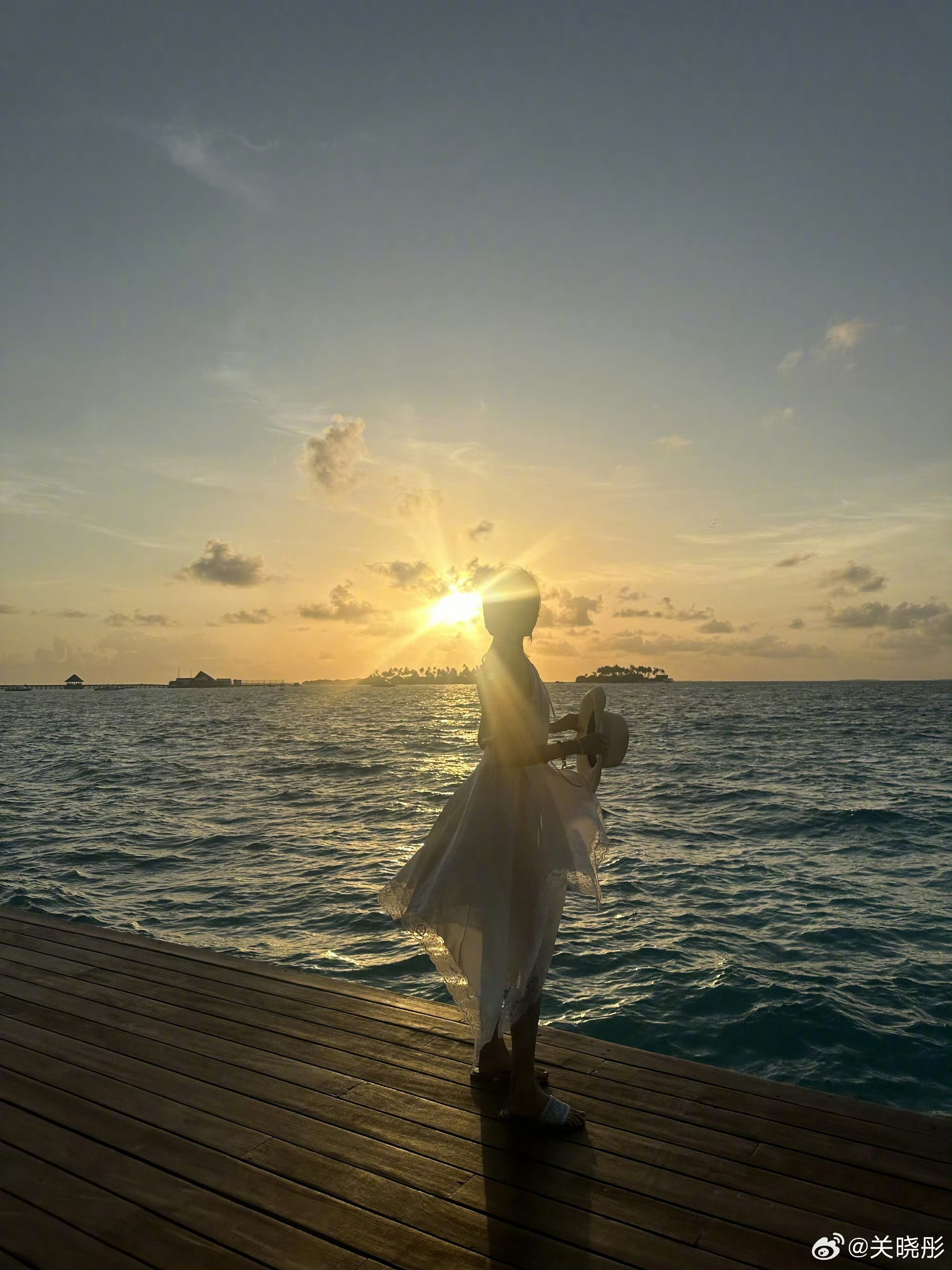 关晓彤沙滩海浪晓彤这组图也太治愈了吧，好美好漂亮[期待]  ​​​