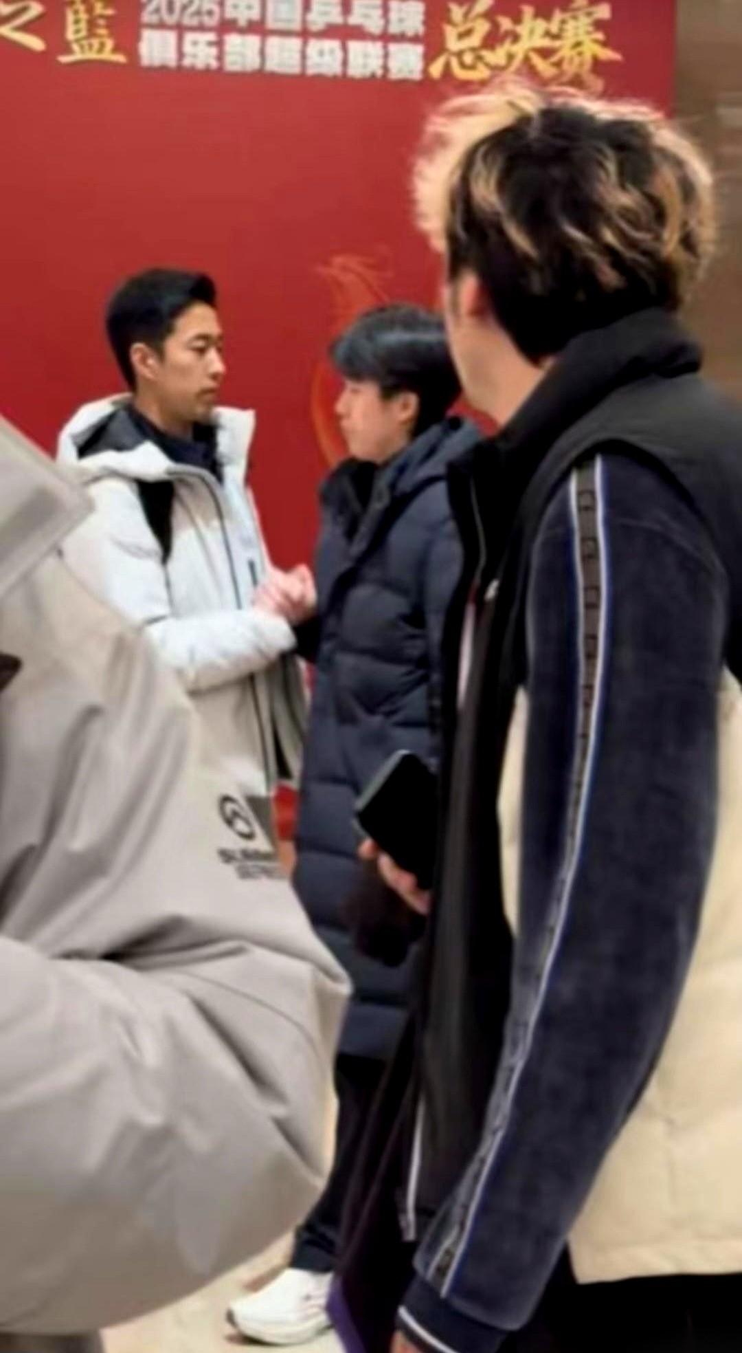 都说王楚钦一米八几的身高挺拔，结果他跟自己的发小一站，瞬间小了一号。
那哥们叫王