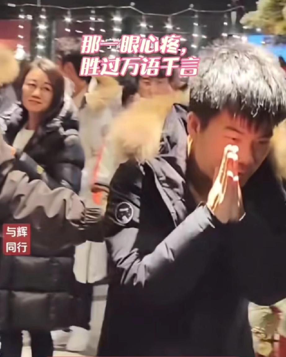 你知道吗？潇潇以她那“一眼”的心疼，换回了董宇辉“无数次”的回望。在曾经那个众人