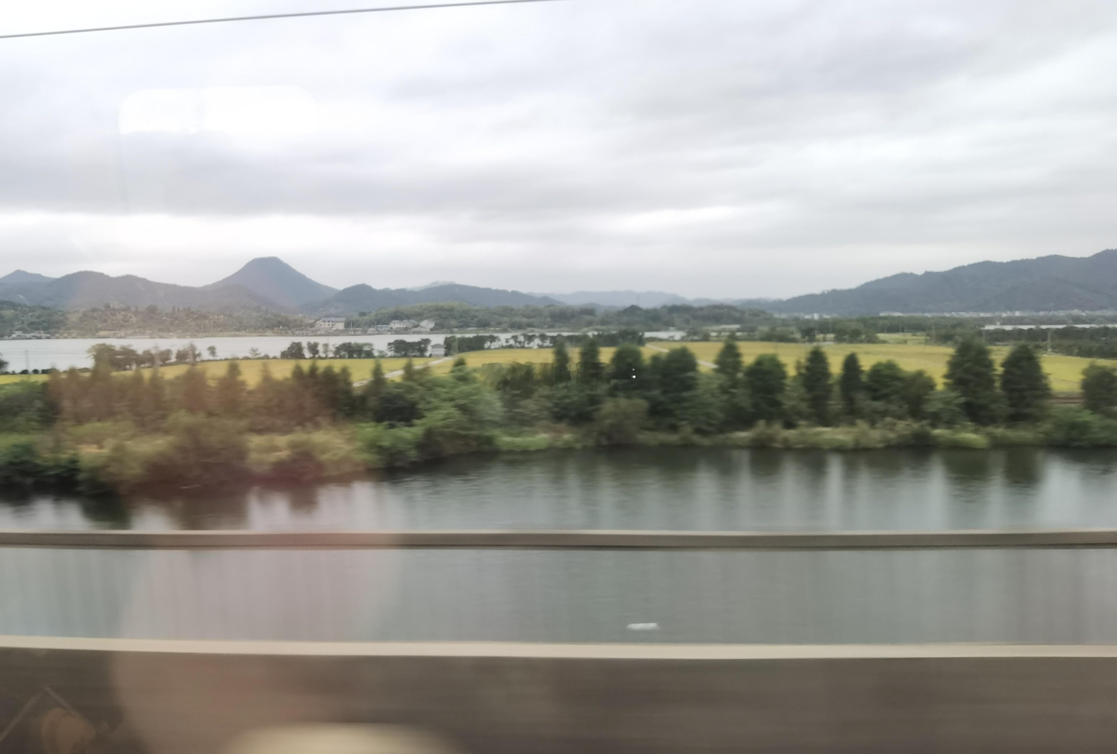 在浙江，坐高铁是种享受，窗外风景美如画。  ​​​