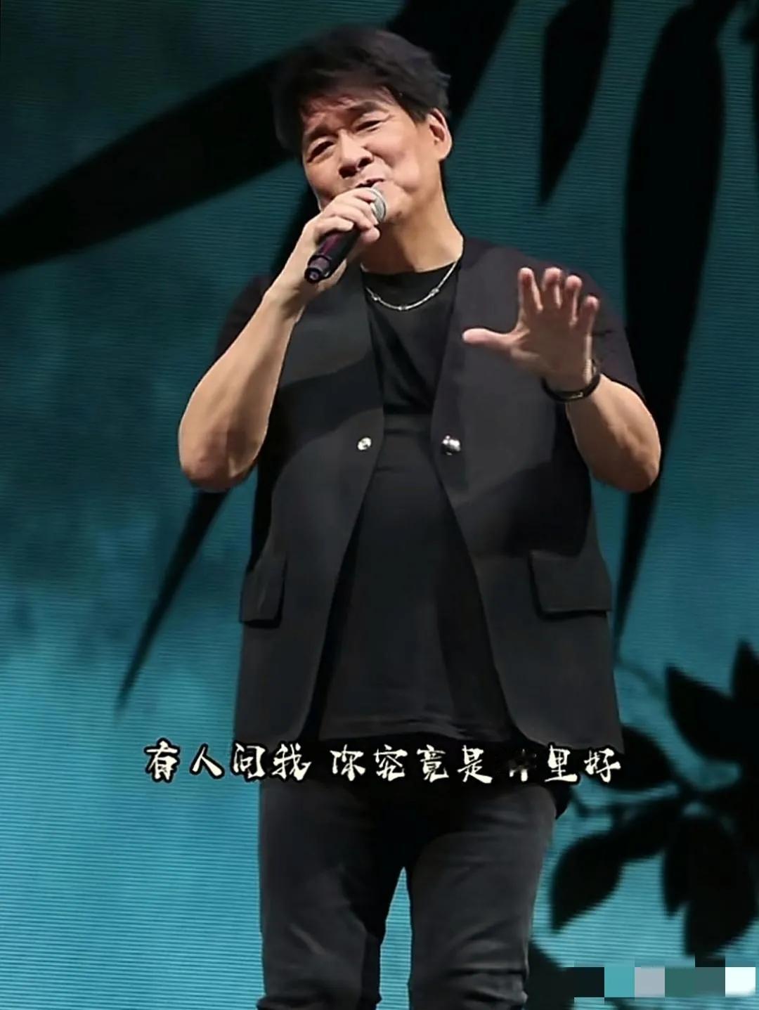 一身黑衣的周华健看上去身材不错，额纹深刻，面孔崎岖，项链抢镜，眼角皱纹粗粝，也老
