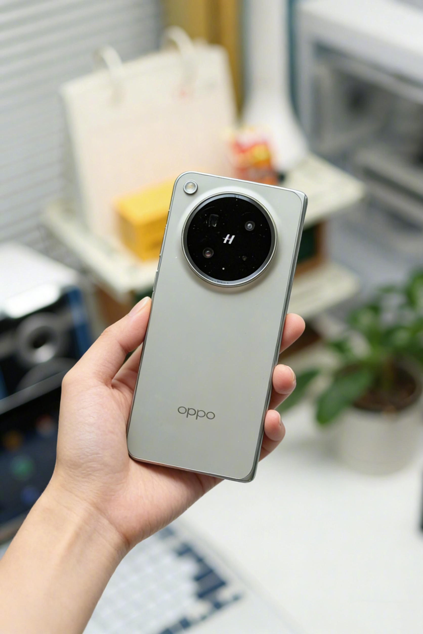 OPPO Find N6这个原钛色是真耐看，不是那种花里胡哨的颜色，哑光质感很干