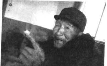 1943年，八路军在一次战斗中缴获了两挺机枪。战士们高兴极了，随即用布把枪身擦得