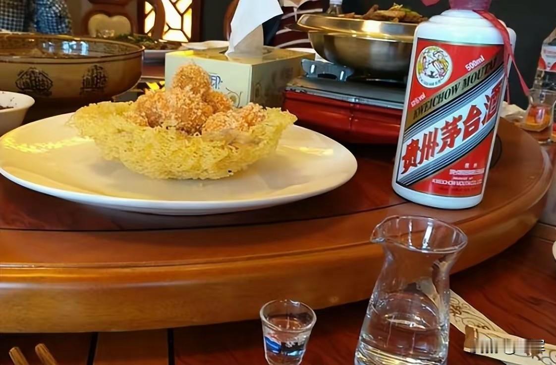 男人之间喝酒爱聊什么？

第一阶段，谈工作。
第二阶段，谈国家大事
第三阶段，就