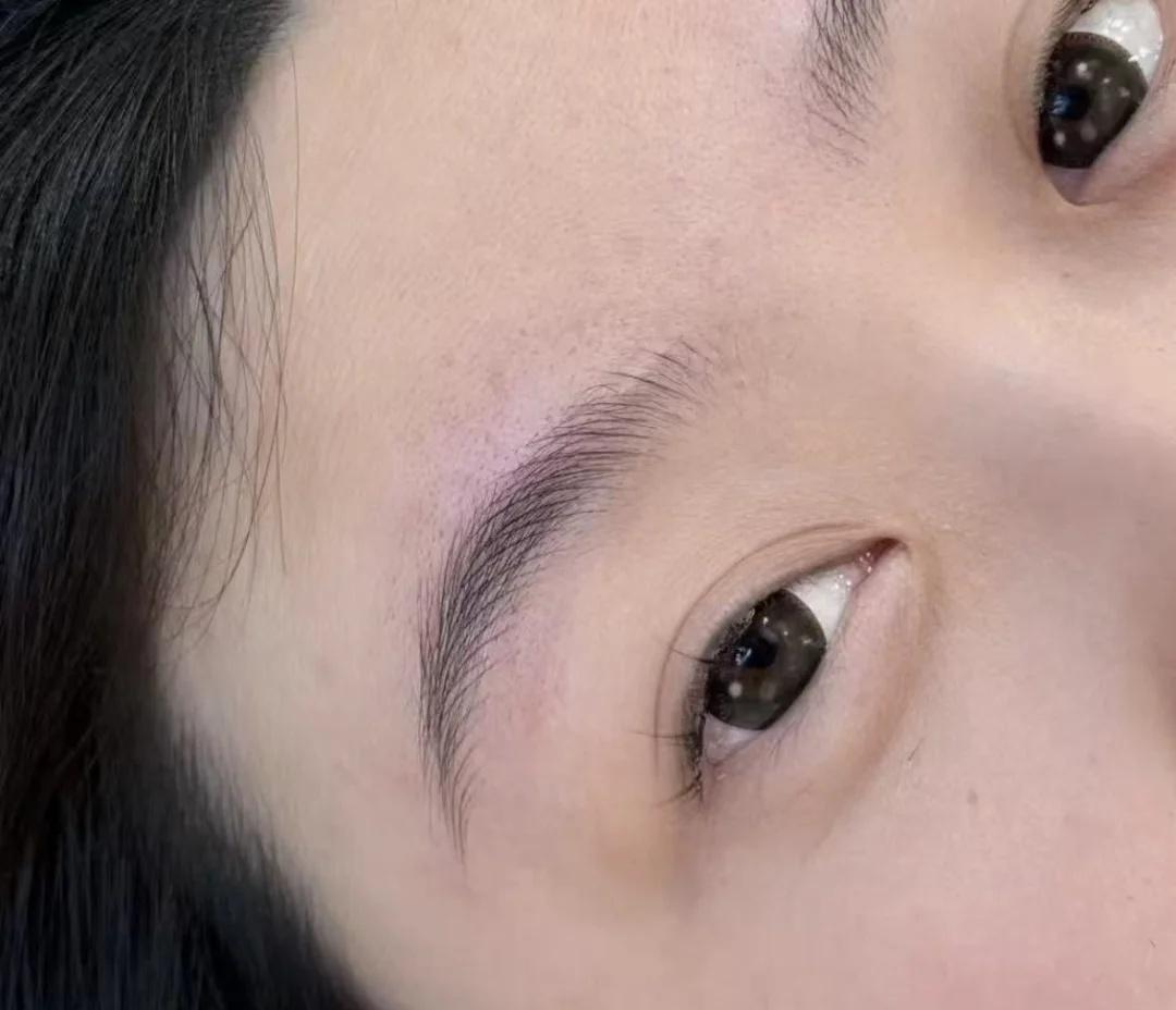 自然好看的野生眉
立体感的野生眉 妈生眉毛感