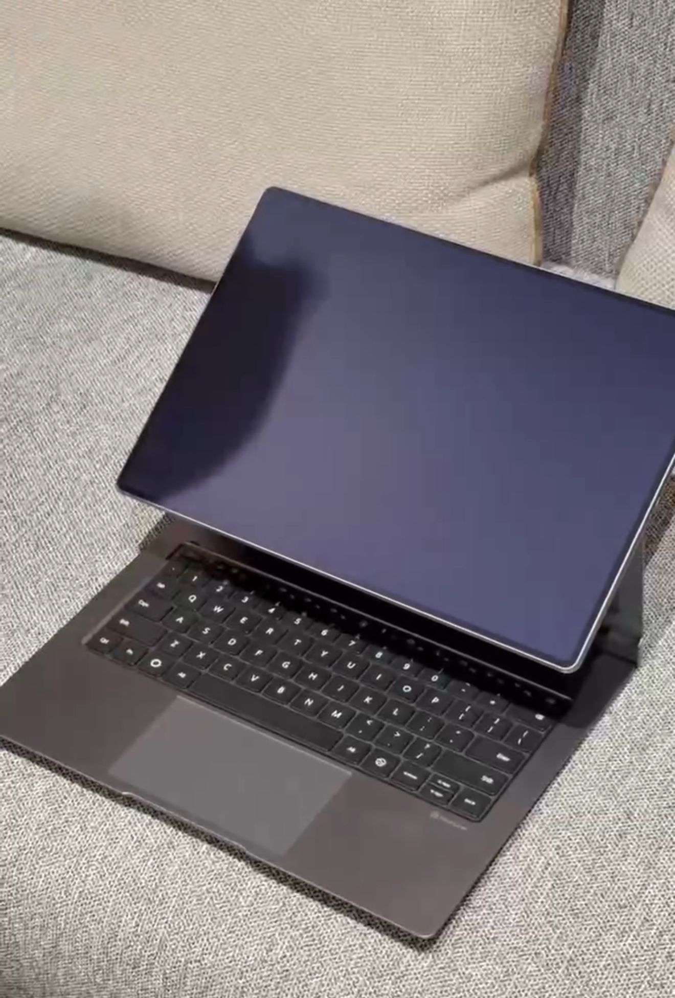 对学生和内容创作者而言，这台机器的“组合拳”比较完整：柔光大屏在教室、图书馆这种