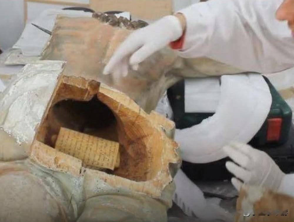 2017年，在西班牙索蒂略德拉里韦拉的一座教堂修复过程中，专家们惊讶地发现了一尊