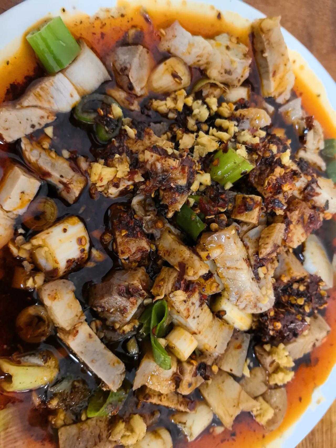 成都海椒市街这家几十年的老馆子，温记府庙豆汤饭。生意低调，不温不火，回头客居多。