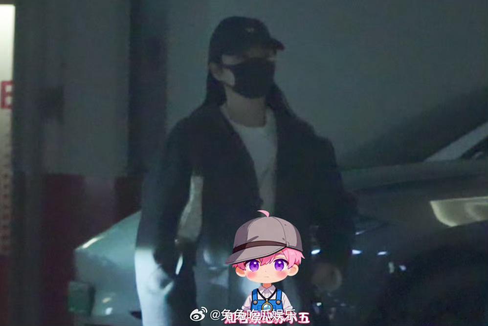 景甜捂着肚子有娱记拍到景甜和妈妈一起在商场逛街，景甜捂着肚子出来的疑似身体不适，