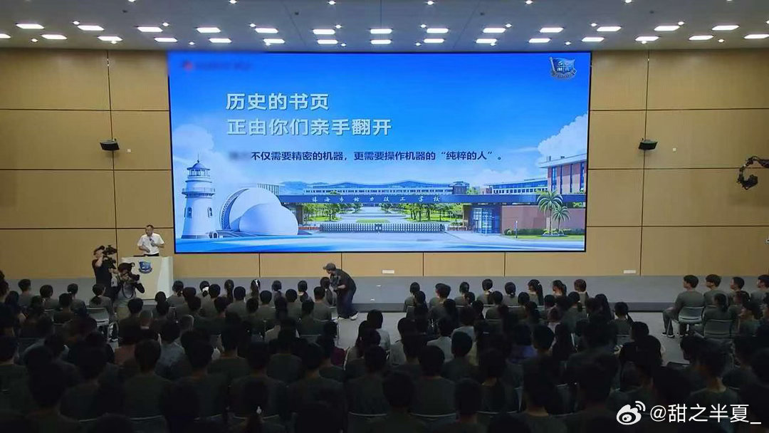 董明珠的开学第一课这场开学第一课分量十足！董明珠正式聘任陈行甲为名誉校长，两人同