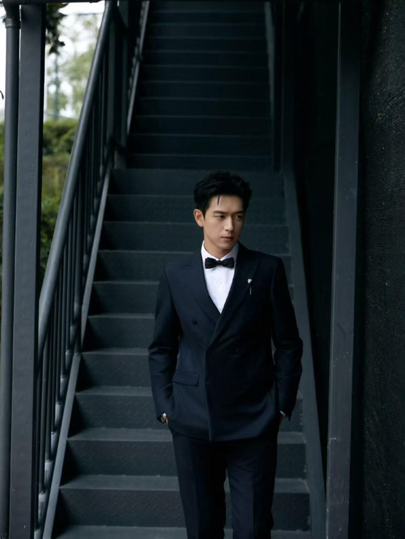 李现的半永久松弛感 最后想说，李现的松弛感不是一种人设，是一种结果。是他认真生活