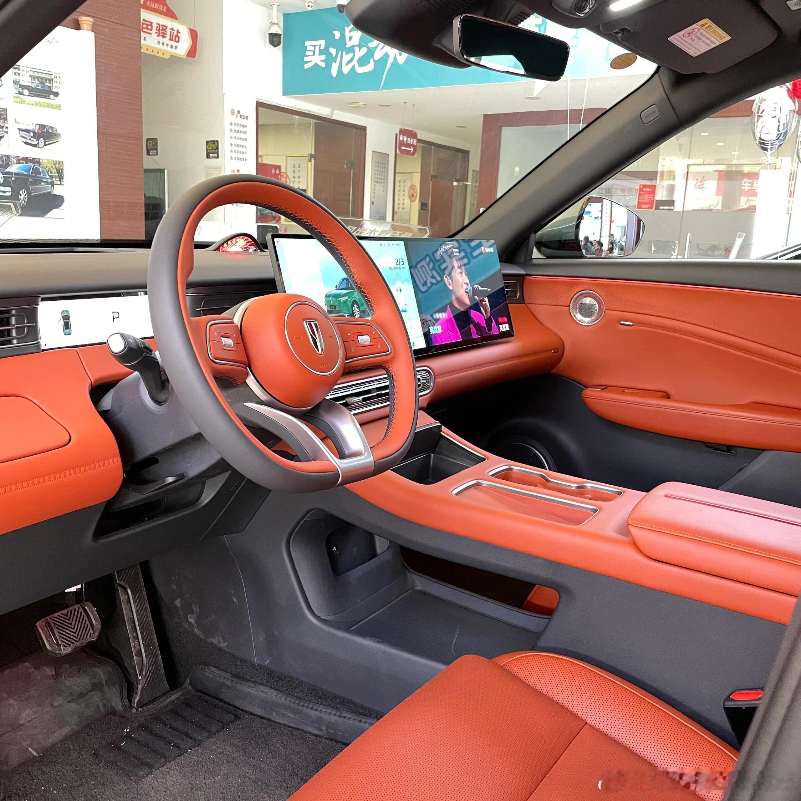 中国车大年初一勇闯米兰 都说新年新气象，也没人说异国他乡能看到这么新奇的一幕啊，