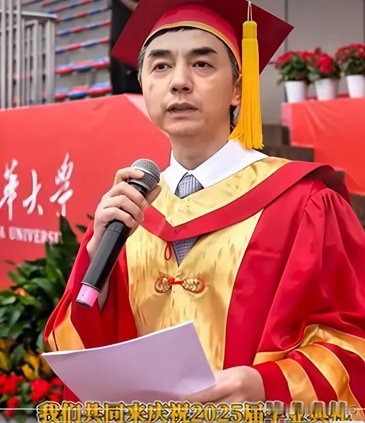 华西大学校长淋雨致辞，喊“校长下来”的学生遭骂“没素质”！
 
西华大学校长李秋