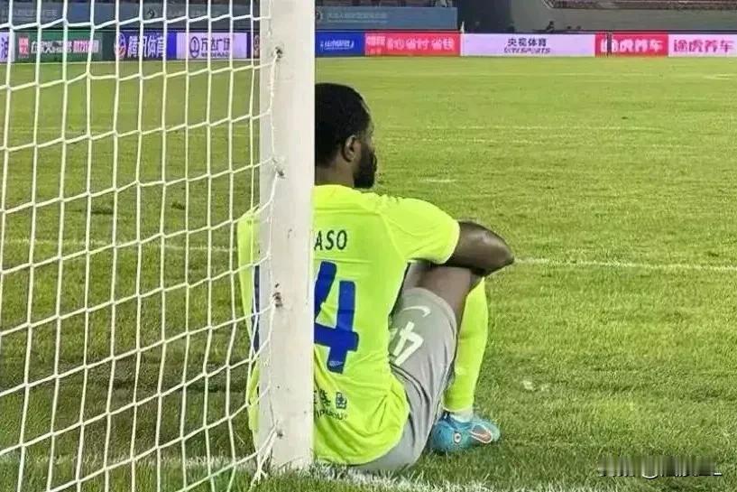 悬疑剧？泰山为“腰”操碎了心！从赛季结束一开始的传闻人选是瓦卡索，紧接着世界各地