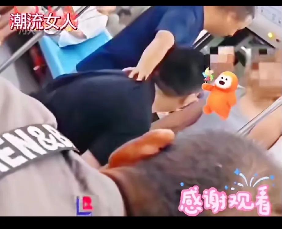 上海坐地铁的男子，胳膊碰到了一女子，女子很生气，说男子摸了她，要打电话BJ，男子