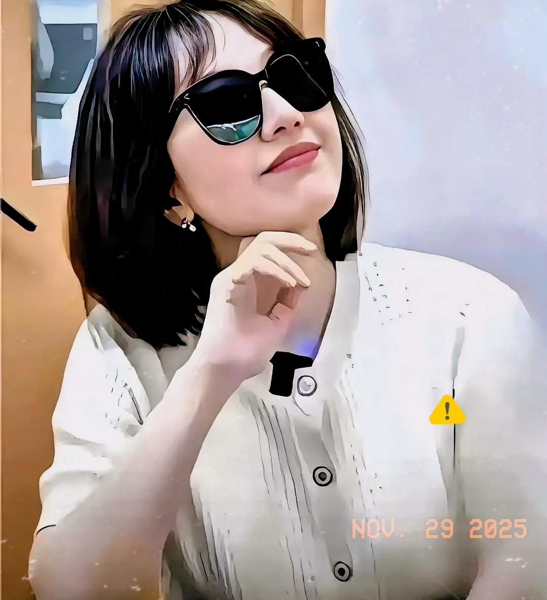 快四十岁的女博士医生辞掉内地三甲副高编制一个人跑去香港重新考证执业。她删光微博只