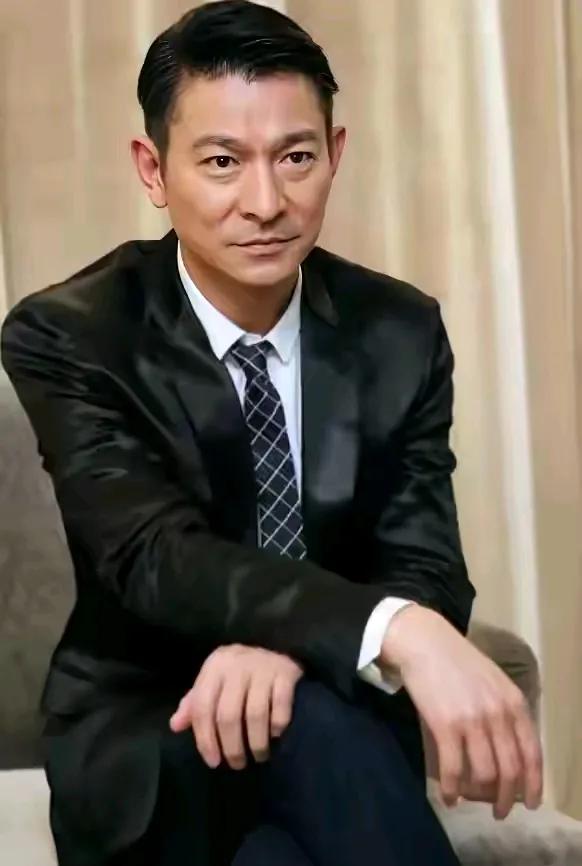 黎明和刘德华的颜值谁更抗衰老
         黎明年轻时，面容清秀，五官精致，