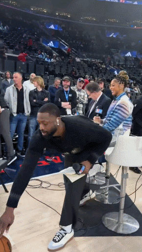 湖人巨星詹姆斯和热火名宿韦德的兄弟情谊真是太让人感动了！在今天湖人客场挑战快船的